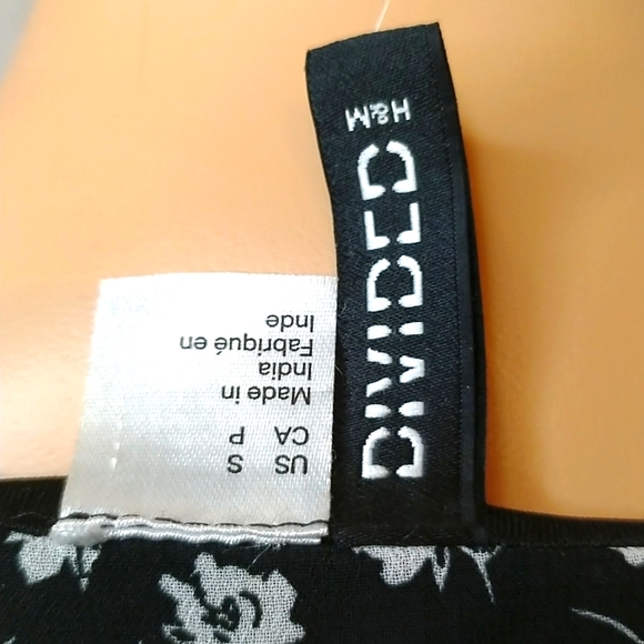 Beautiful NWOT Divided button up flowered puff sleeved silky dress - Picture 7 of 9